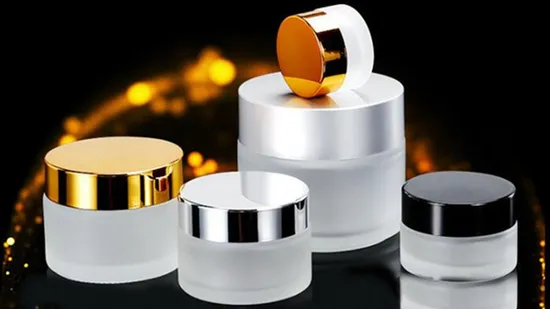 Barattolo cosmetico rotondo in vetro ambrato da 10 g all'ingrosso con tappo in PP nero di alta qualità per campioni di crema per gli occhi